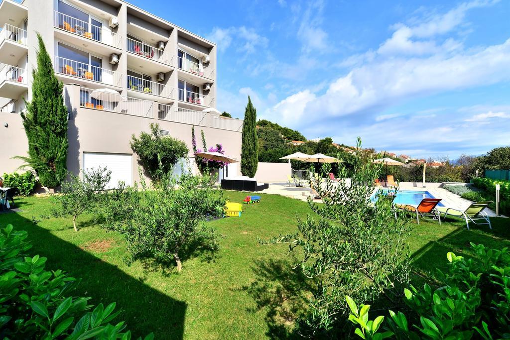 Bretia Apartments Sutivan Luaran gambar